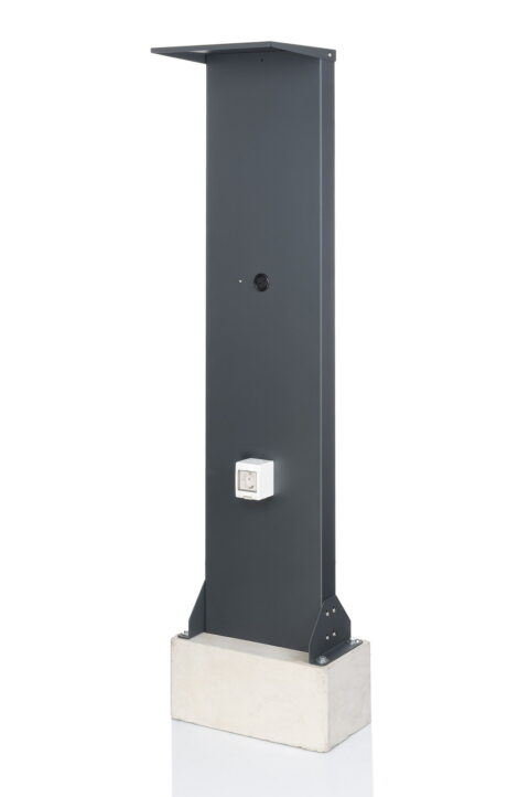 Stojalo za polnilno postajo z zaščitno streho in betonskim podstavkom
